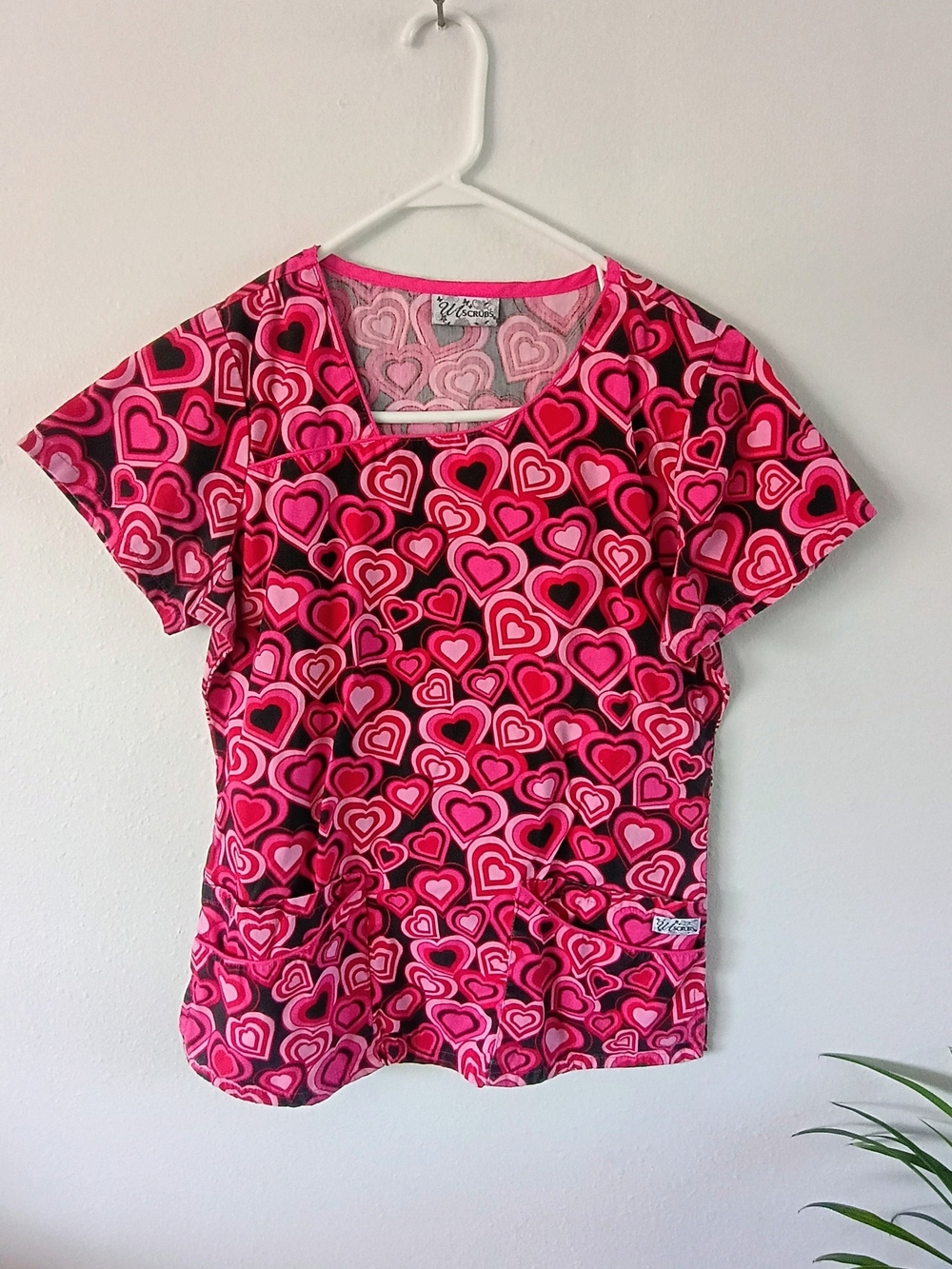UA Scrubs Medium Pink Red Heart Print Valentine Nurse Medical Scrub Top Pockets